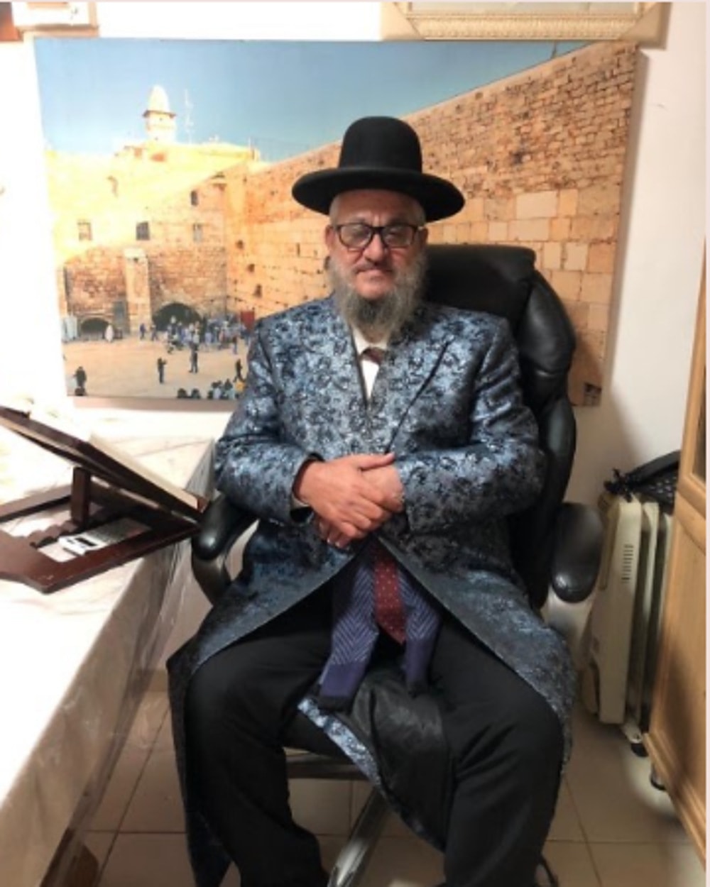 הרב ראובן משה בן שימול יושב בחדרו