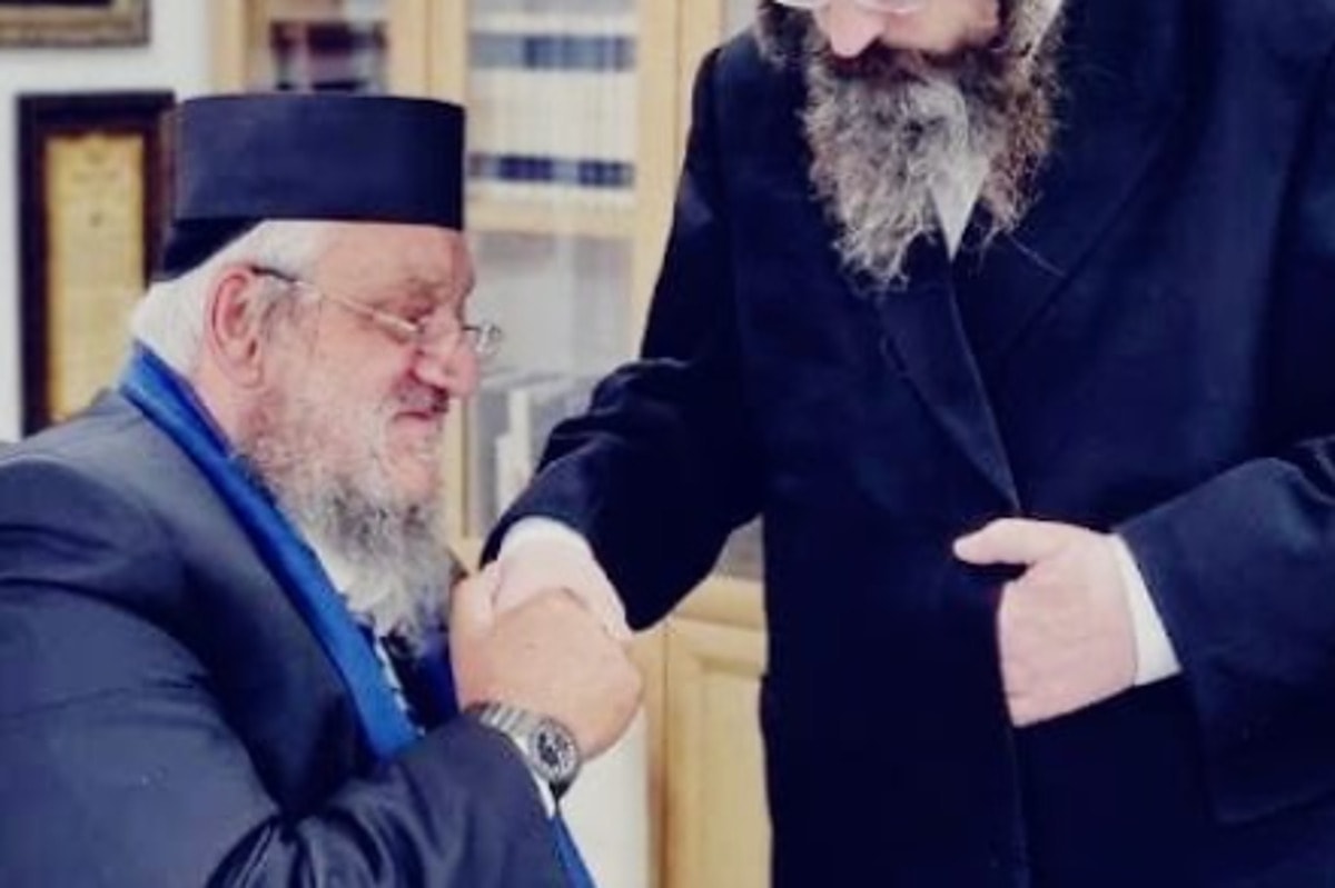 הרב בקבלת קהל, לוחץ את ידו של אחד הפונים