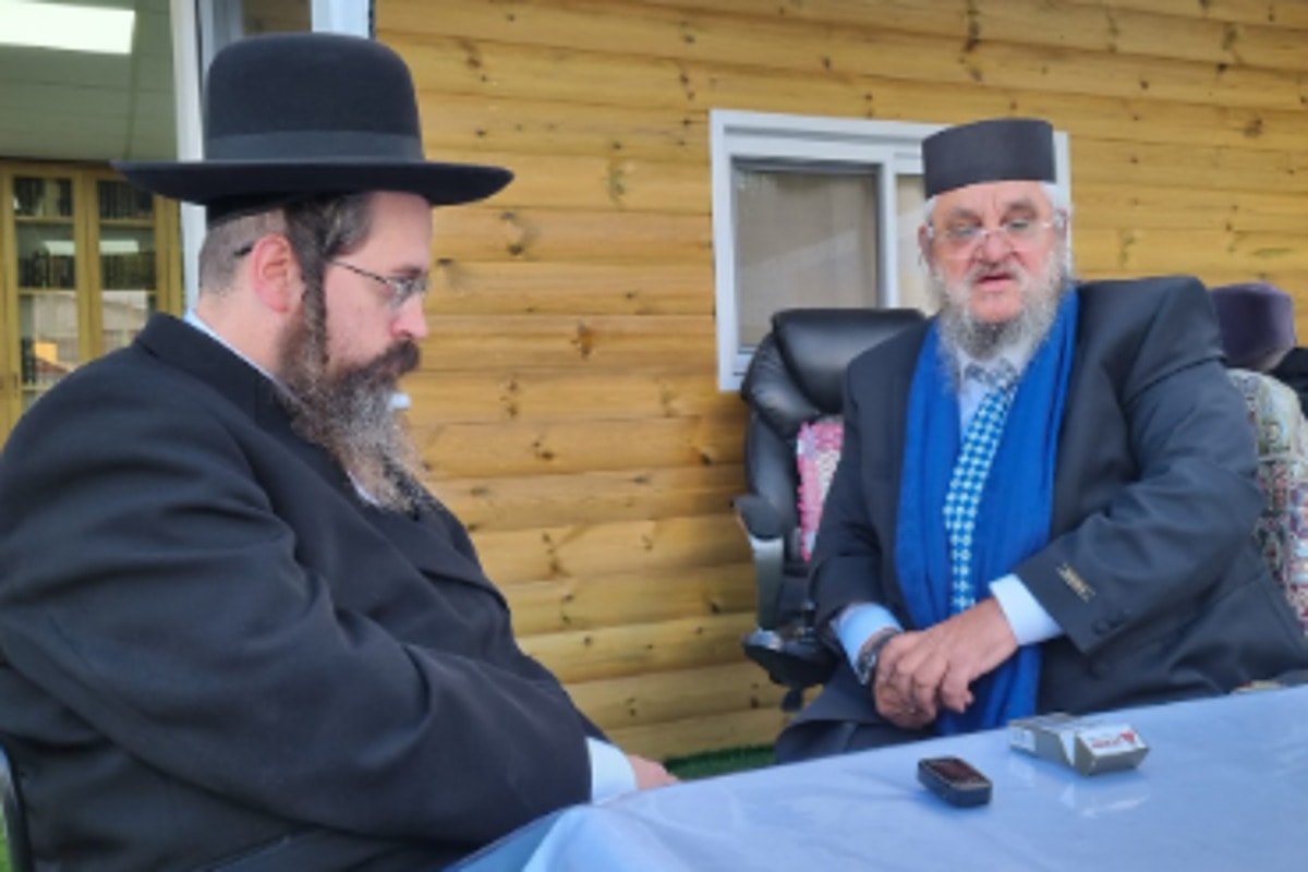 הרב בקבלת קהל, יושב בשיחה עם אחד הפונים